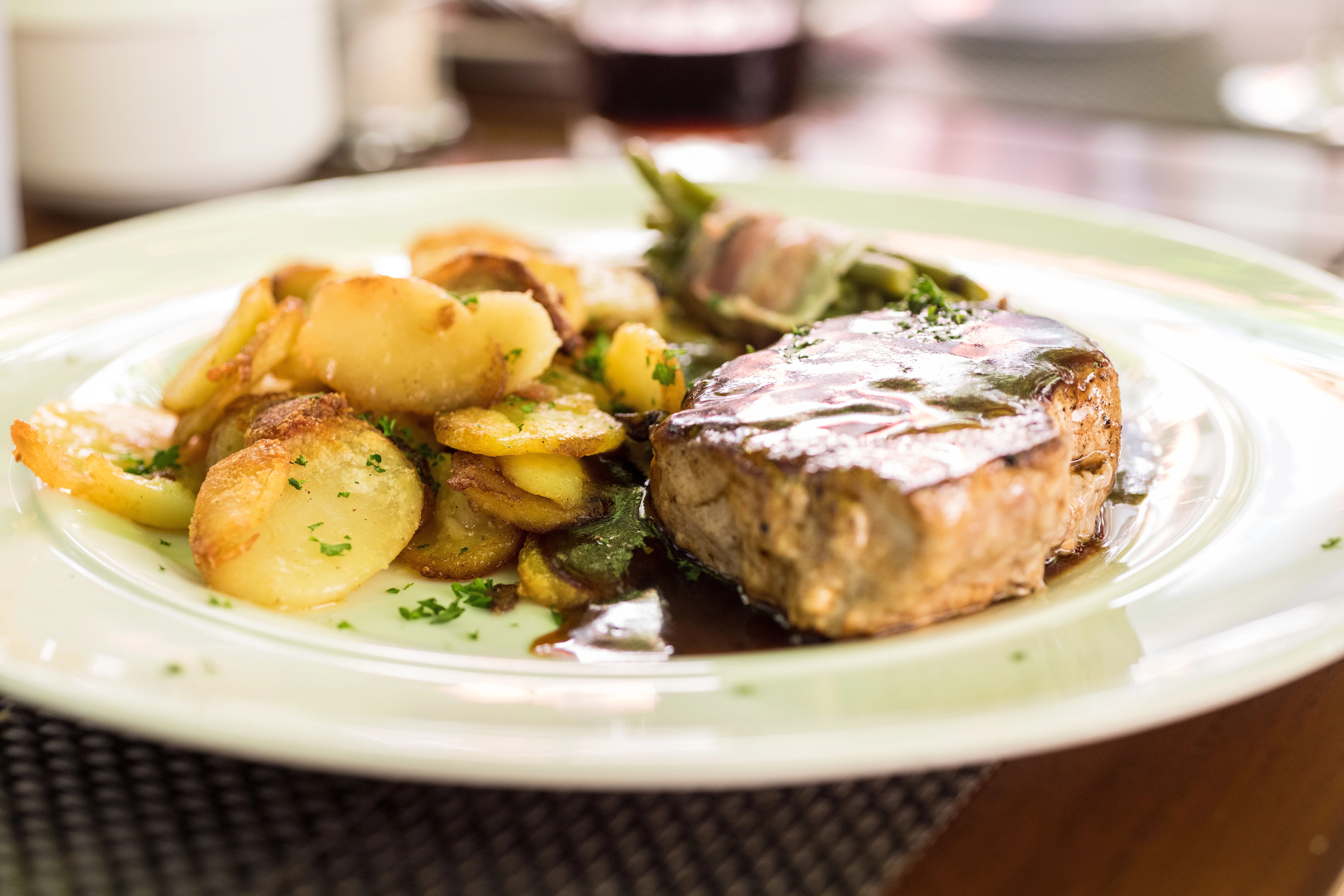 Ein Paar genießt die abendliche Mahlzeit im Restaurant Doctor Weinstube