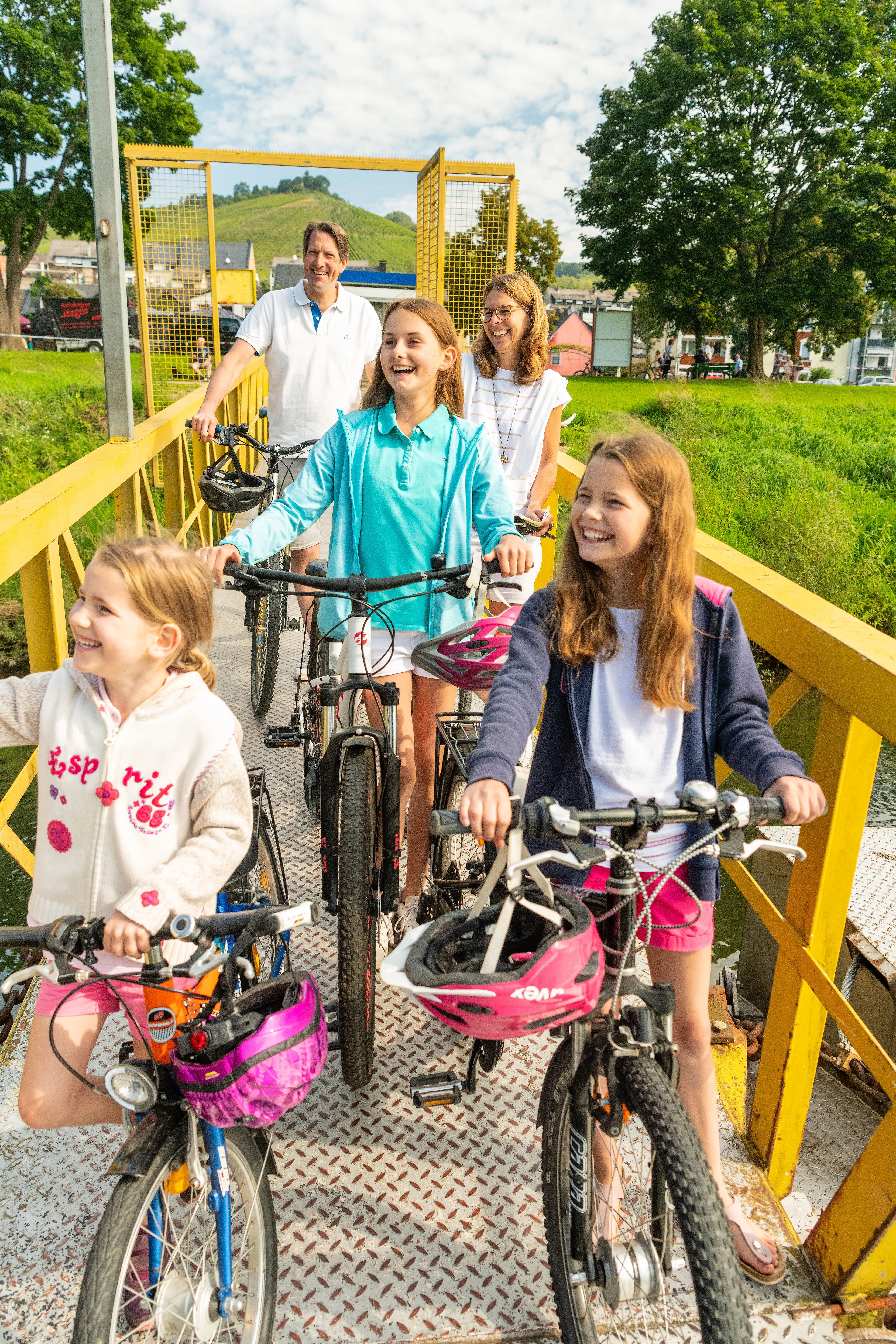 Eine Familie nutzt mit Ihren Fahrrädern ein Ausflugsschiff