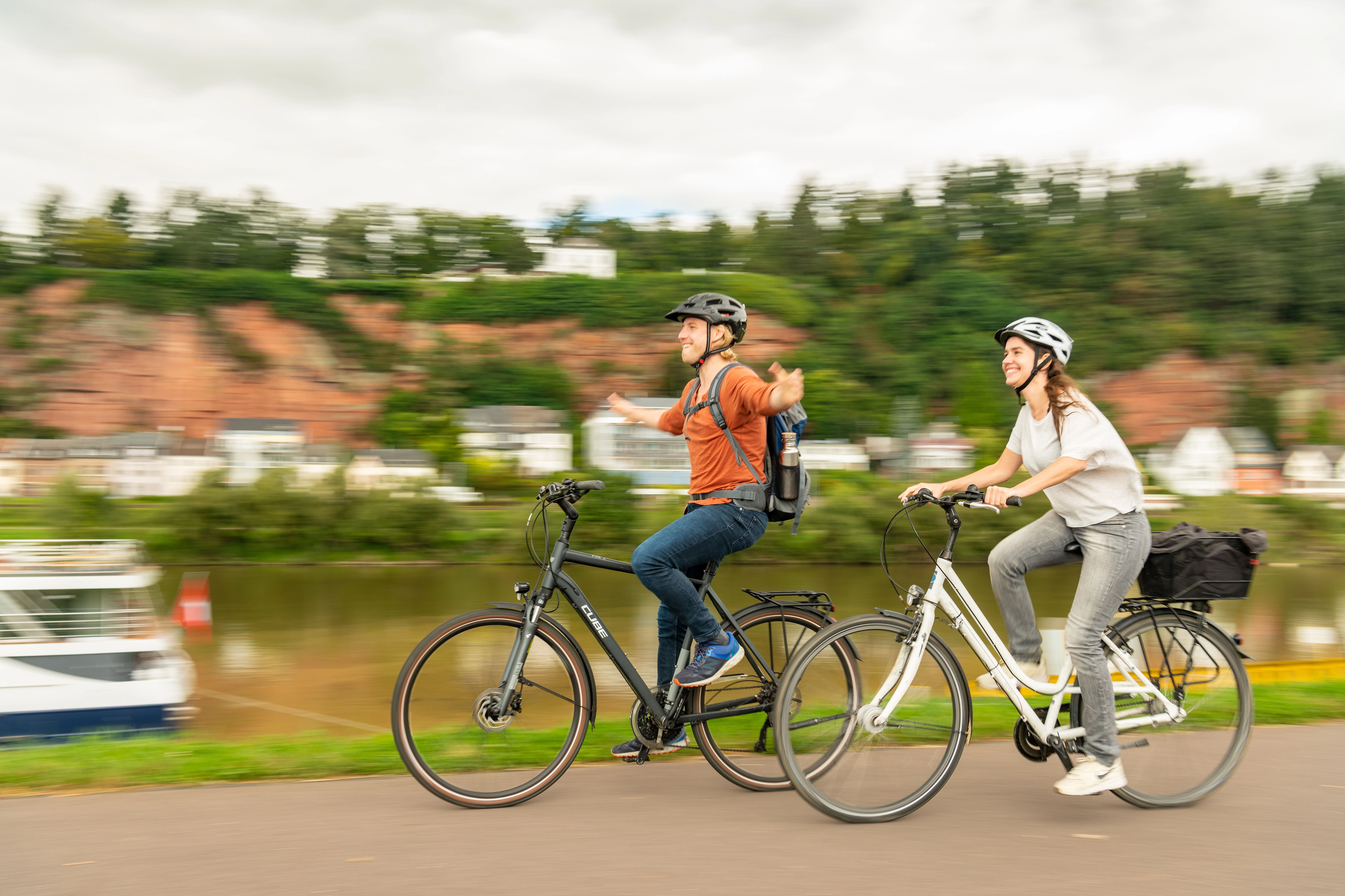 Mosel-Radweg bei Trier Ein Paar entdeckt das Zurlaubener Ufer in Trier