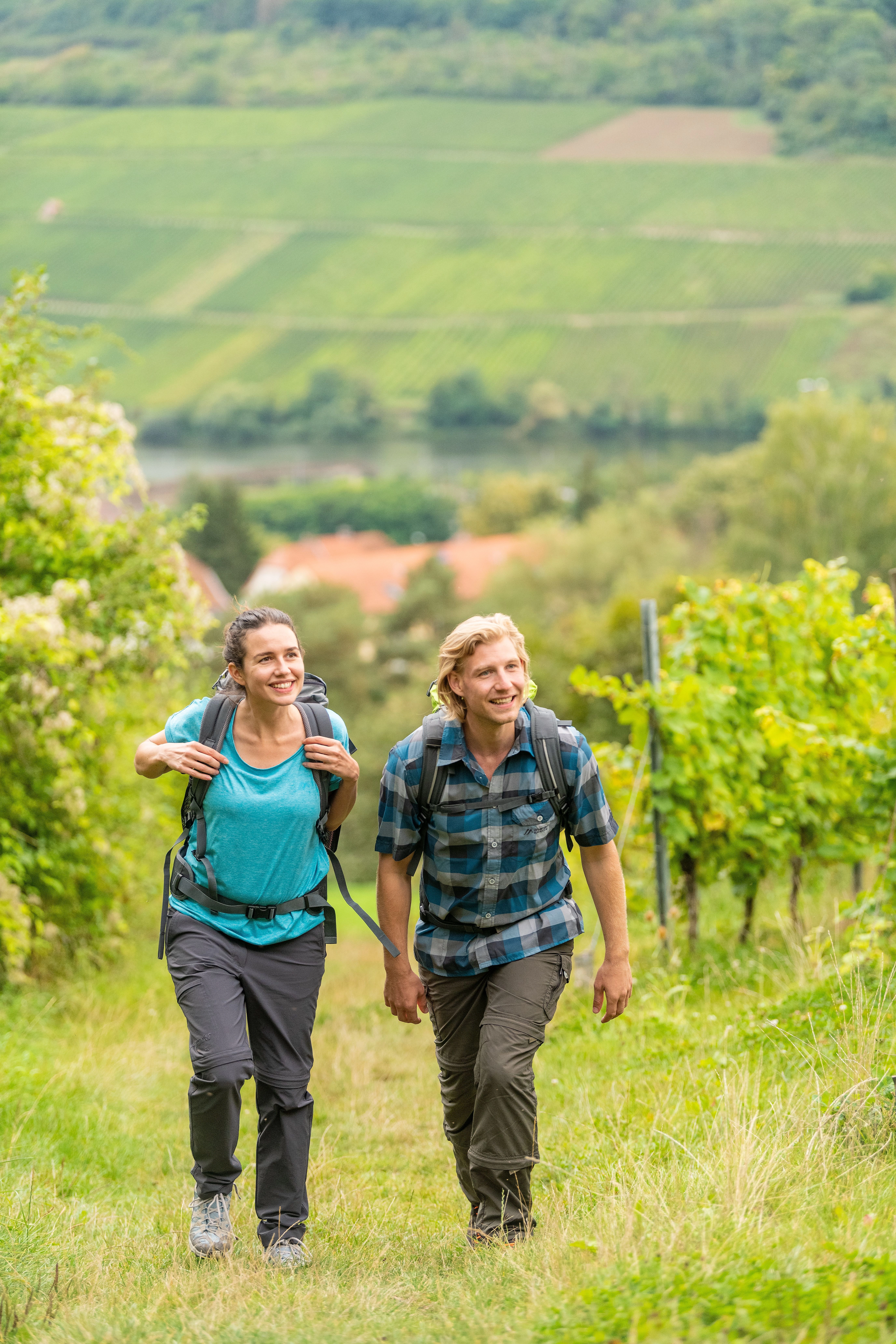 Moselsteig Etappe 1 Wanderer unterwegs im Dreiländereck