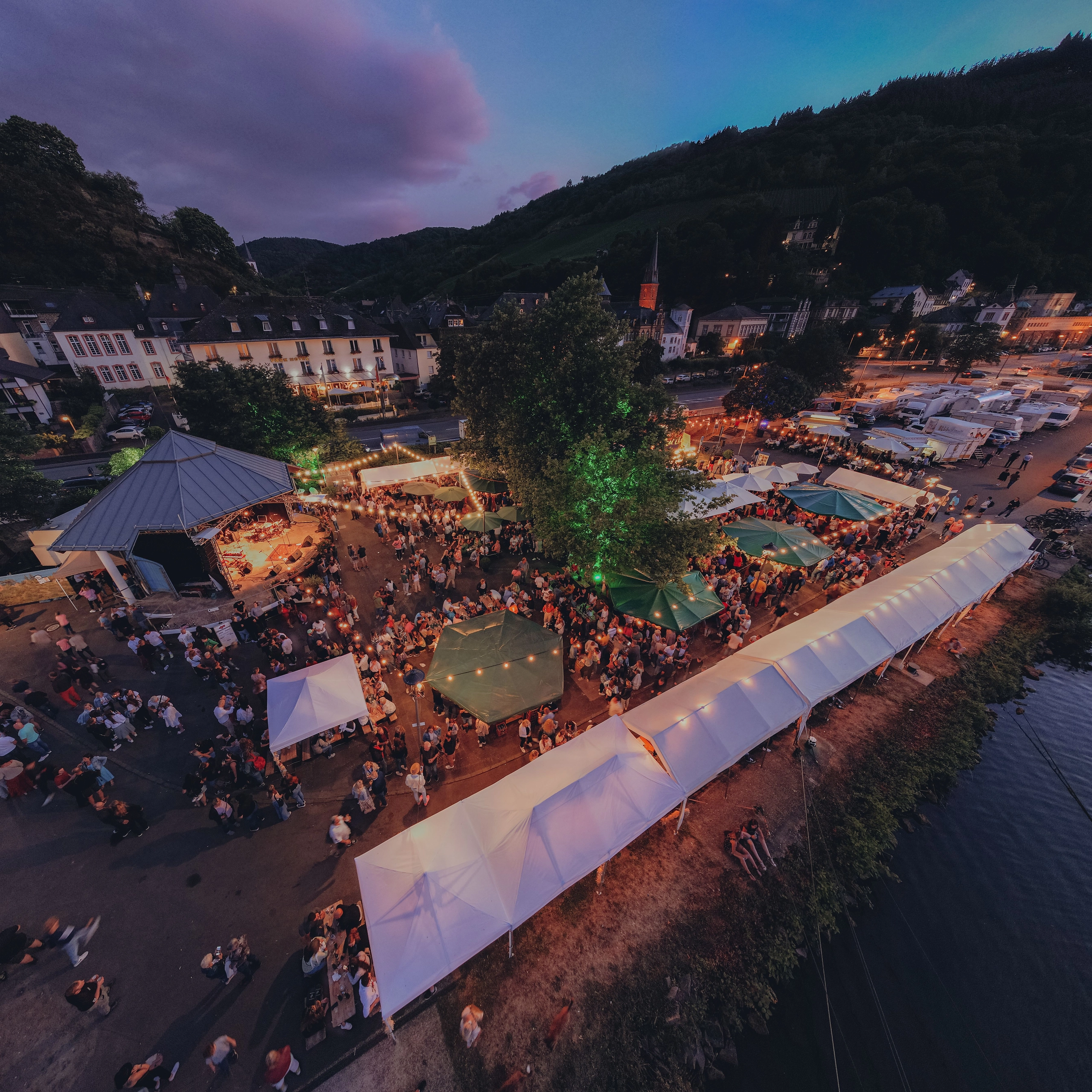 Moselwein-Festival in Traben-Trarbach Blick auf den Festplatz am Moselufer